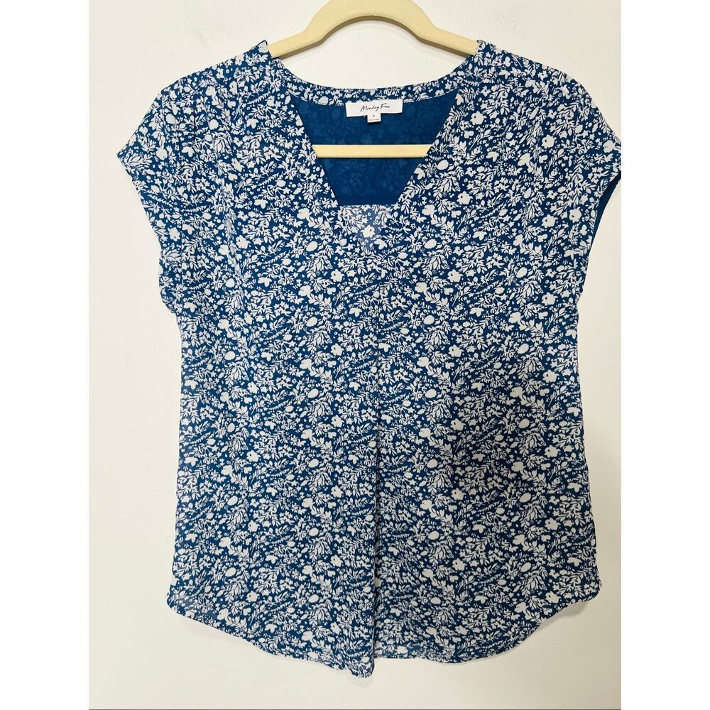 Monday Fun Denim Blue White Floral Cap Sleeve Blouse Sz S